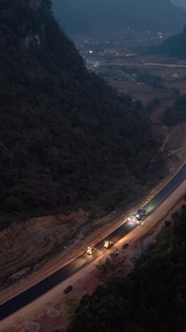 Nhà thầu và người lao động đang gấp rút thi công để thông tuyến cao tốc Đồng Đăng–Trà Lĩnh vào ngày 19/12. (Ảnh: PV/Vietnam+)