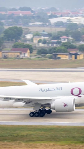 Máy bay của Hãng hàng không Qatar Airways (Qatar) tại Sân bay quốc tế Nội Bài. (Ảnh: Phan Công/Vietnam+)