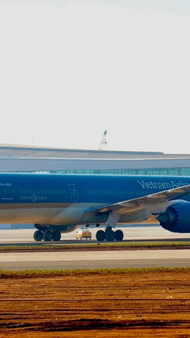 Chuyến bay chở khách đầu tiên của Vietnam Airlines đánh dấu mốc quan trọng trong quá trình đưa sân bay cửa ngõ hiện đại nhất Việt Nam vào hoạt động. (Ảnh: PV/Vietnam+)