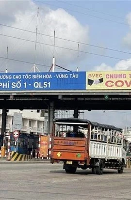 Các phương tiện lưu thông thông suốt qua trạm thu phí T1, trên Quốc lộ 51 khi tạm dừng thu phí. (Ảnh: TTXVN phát)