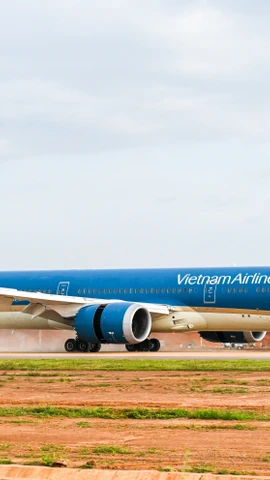 Chuyến bay hàng không dân dụng đầu tiên do Vietnam Airlines thực hiện đã hạ cánh thành công xuống Sân bay Long Thành. (Ảnh: PV/Vietnam+)