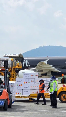 Chuyến bay hạ cánh vào hồi 12 giờ trưa 11/11 và là chuyến bay đầu tiên trong tổng số 3 chuyến bay vận chuyển hàng hóa viện trợ của Trung tâm AHA.