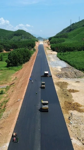 Nhà thầu thi công thảm bêtông nhựa nền đường Dự án cao tốc Quy Nhơn-Chí Thạnh. (Ảnh: Khánh Hùng/Vietnam+)