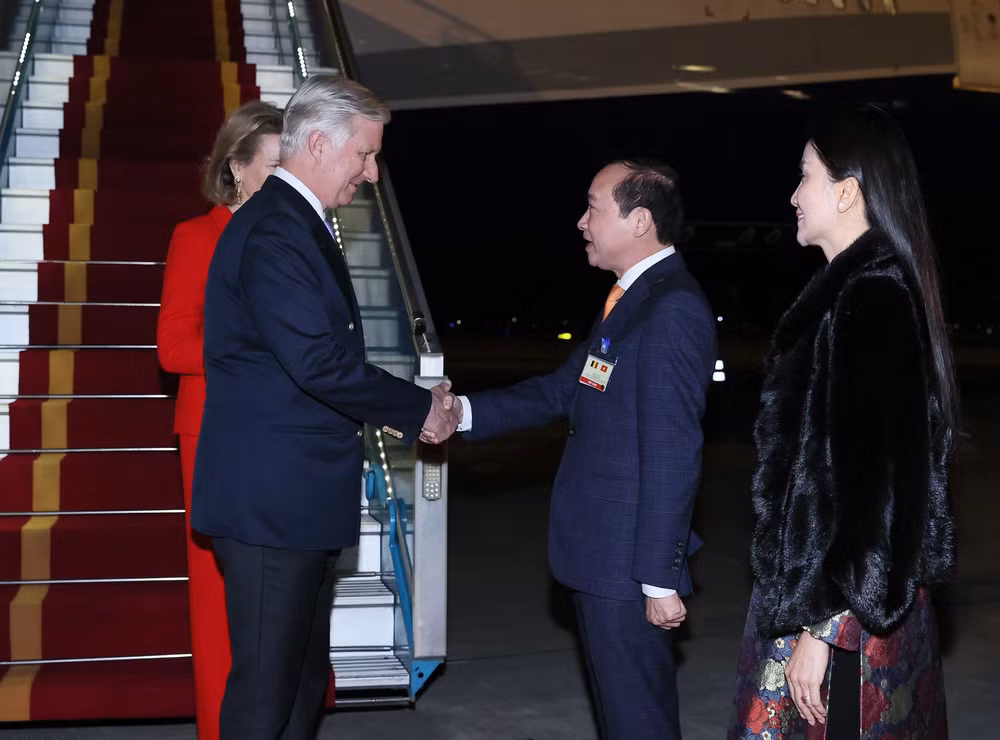 nha-vua-va-hoang-hau-bi-den-viet-nam-3.jpg