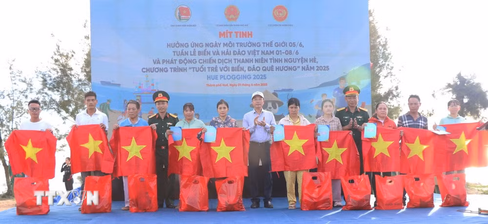 ttxvn-hue-moi-truong-bien-3.jpg