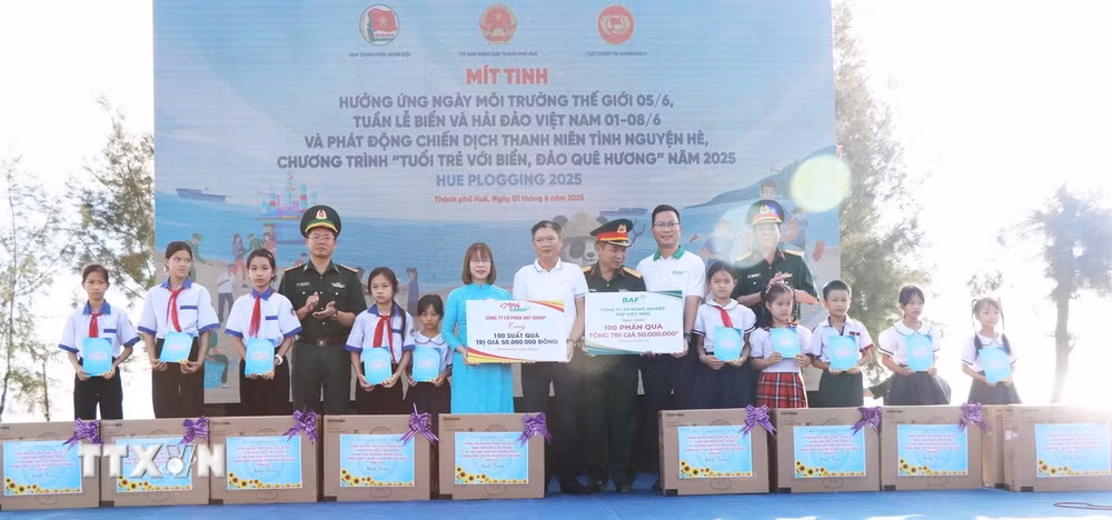 ttxvn-hue-moi-truong-bien-4.jpg