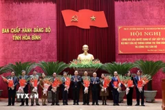 Tỉnh ủy Hòa Bình biểu dương các đồng chí thuộc diện Ban Thường vụ Tỉnh ủy quản lý nghỉ hưu trước tuổi. (Ảnh: Thanh Hải/TTXVN)