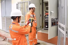 Công nhân EVNHANOI rà soát an toàn điện thông qua máy đo nhiệt bằng tia hồng ngoại. (Ảnh: Quốc Lũy/TTXVN)