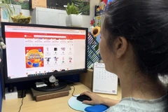 Nghiên cứu của Insight Asia chỉ ra rằng, có tới 63% người tiêu dùng Việt lựa chọn các sàn thương mại điện tử để sắm Tết 2026. (Ảnh minh họa: Hương Giang/TTXVN)