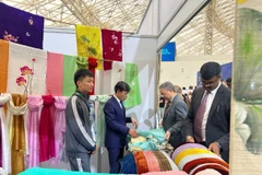 Các sản phẩm tơ lụa Ấn Độ trưng bày gây ấn tượng mạnh bởi chất liệu tự nhiên thân thiện, kỹ thuật dệt tinh xảo cùng màu sắc và hoa văn phong phú. (Ảnh: PV/Vietnam+)