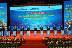 Các đại biểu ấn nút phát động Tháng hành động về an toàn, vệ sinh lao động và Tháng công nhân. (Ảnh: Đức Hiếu/TTXVN)