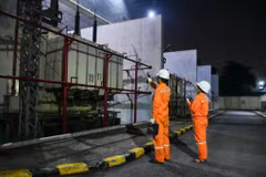 Lực lượng EVNHANOI đang duy trì trạng thái ứng trực 24/24h, kiểm tra tình trạng vận hành của thiết bị và xử lý các nguy cơ quá tải nhằm bảo đảm dòng điện phục vụ sinh hoạt, sản xuất kinh doanh của người dân Thủ đô. (Ảnh: EVNHANOI)