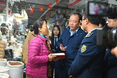 Cục trưởng Trần Hữu Linh khảo sát và trao đổi với hộ kinh doanh tại Chợ Hà Đông về tình hình buôn bán hàng hóa, phục vụ nhu cầu tăng cao dịp cuối năm. (Ảnh: Cục Quản lý và Phát triển thị trường trong nước)