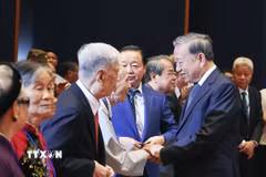 Tổng Bí thư Tô Lâm với người có công, nhân chứng lịch sử tiêu biểu. (Ảnh: Thống Nhất/TTXVN)