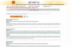 Bộ Nội vụ ra mắt chuyên mục và số điện thoại “Hỏi đáp về hoạt động của chính quyền địa phương hai cấp và phân cấp, phân quyền, phân định thẩm quyền”. (Ảnh: PV/Vietnam+).