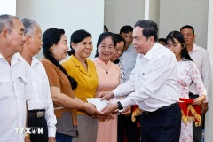 Chủ tịch Quốc hội Trần Thanh Mẫn đến thăm, chúc Tết và tặng quà cho các gia đình chính sách trên địa bàn phường Bình Thủy, thành phố Cần Thơ. (Ảnh: Doãn Tấn/TTXVN)