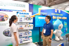 Khách tham quan tìm hiểu về sản phẩm hiệu suất năng lượng cao nhất tại các Gian hàng Xanh. (Ảnh: CTV/Vietnam+)