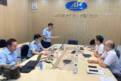Đoàn đôn đốc công tác quản lý nhà nước và giám sát các thương nhân đầu mối trong thực hiện nguồn cung, dự trữ lưu thông xăng dầu làm việc với doanh nghiệp. (Ảnh: BCT/Vietnam+)