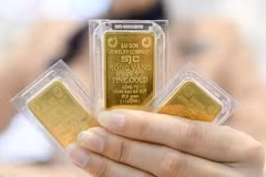 Cả vàng nhẫn và vàng SJC đều giảm về mức 135 triệu đồng/lượng ở chiều mua vào và 140 triệu đồng/lượng ở chiều bán ra. (Ảnh: Vietnam+)
