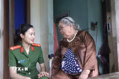 Công an huyện Bình Sơn, tỉnh Quảng Ngãi thăm hỏi, động viên thân nhân người có công. (Ảnh: Đinh Hương/TTXVN)