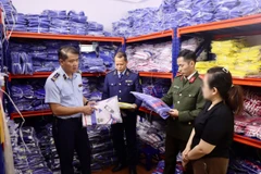 Đoàn kiểm tra làm việc với đại diện cơ sở kinh doanh. (Ảnh: Cục Quản lý và Phát triển thị trường trong nước)