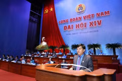 Ông Nguyễn Xuân Hùng, Phó Chủ tịch Tổng Liên đoàn lao động Việt Nam báo cáo về sửa đổi, bổ sung Điều lệ Công đoàn Việt Nam. (Ảnh: PV/Vietnam+)