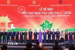 Đại diện Lãnh đạo Ủy ban Trung ương Mặt trận Tổ quốc Việt Nam đón nhận quyên góp, ủng hộ đồng bào vùng bão lũ và thiên tai từ các doanh nghiệp, tập đoàn kinh tế, ngân hàng thương mại, hiệp hội ngành hàng tiêu biểu. (Ảnh: Phan Phương/TTXVN)