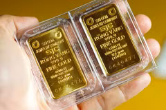 Công ty Vàng bạc đá quý Sài Gòn (SJC), cùng với tập đoàn Phú Quý và Doji, đồng loạt niêm yết vàng miếng SJC ở mức 169,5 triệu đồng/lượng chiều mua vào và 172,5 triệu đồng/lượng chiều bán ra. (Ảnh: Vietnam+)