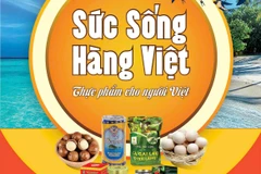 Khách hàng được tư vấn đầy đủ thông tin về nguồn gốc, quy trình sản xuất và được trải nghiệm sản phẩm trước khi quyết định mua sắm. (Ảnh: BTC/Vietnam+)