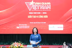 Bà Thái Thu Xương, Phó Chủ tịch Tổng Liên đoàn Lao động Việt Nam cung cấp thông tin về chương trình. (Ảnh: PV/Vietnam+)