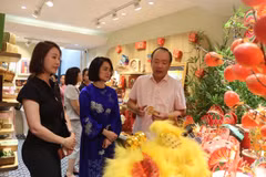 Lãnh đạo Cục Quản lý và Phát triển thị trường trong nước và phường Hoàn Kiếm tham quan các gian hàng, sản phẩm. (Ảnh: BCT/Vietnam+)