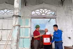 Hội Chữ thập đỏ Quảng Trị hỗ trợ người dân. (Nguồn: Hội Chữ thập đỏ Việt Nam)