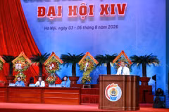 Thủ tướng Chính phủ Lê Minh Hưng trao đổi, thảo luận với các đại biểu Đại hội XIV Công đoàn Việt Nam. (Ảnh: PV/Vietnam+)
