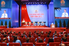 Thủ tướng Chính phủ trao đổi, thảo luận với các đại biểu dự Đại hội XIV Công đoàn Việt Nam. (Ảnh: PV/Vietnam+)