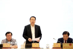 Đại diện Bộ Tài chính trả lời câu hỏi của phóng viên các cơ quan Thông tấn, báo chí. (Ảnh: Tuấn Anh/TTXVN)