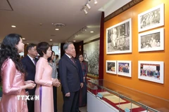 Tổng Bí thư Tô Lâm tham quan Phòng truyền thống của Thông tấn xã Việt Nam. (Ảnh: Thống Nhất/TTXVN)