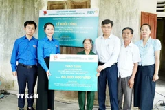 Trao tặng căn nhà tình nghĩa cho cựu thanh niên xung phong ở Nghệ An. (Ảnh: TTXVN)