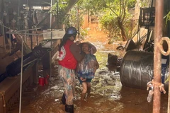 Trao quà cứu trợ khẩn cấp cho người dân vùng lũ. (Ảnh: Hội Chữ thập đỏ Việt Nam)