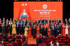 Tổng Bí thư, Chủ tịch nước Tô Lâm và các đại biểu chụp ảnh chung với Ban Chấp hành Hội Chữ thập đỏ Việt Nam khóa XII. (Ảnh: Phan Phương/TTXVN)