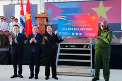 Trao biển tượng trưng hơn 272,5 tỷ đồng, kết quả Cuộc vận động ủng hộ nhân dân Cuba “65 năm nghĩa tình Việt Nam-Cuba” đợt 2. (Ảnh: Hội Chữ thập đỏ Việt Nam)
