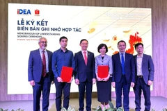 Ký kết Bản ghi nhớ hợp tác thúc đẩy thương mại điện tử xuyên biên giới giữa Cục Thương mại điện tử và Kinh tế số (Bộ Công Thương) và Công ty trách nhiệm hữu hạn Shopee. (Ảnh: BCT/Vietnam+)