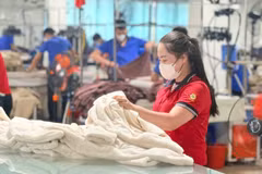 Để hoàn thành mục tiêu xuất khẩu 48-49 tỷ USD trong năm 2026, ngành dệt may cần đạt kim ngạch bình quân 4,31-4,46 tỷ USD/tháng trong 7 tháng cuối năm. (Ảnh: PV/Vietnam+)