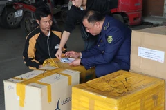 Lực lượng chức năng kiểm tra hàng hoá tại Ga Hà Nội. (Ảnh: Cục Quản lý và Phát triển thị trường)