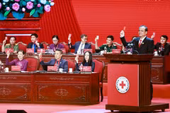 Đoàn Chủ tịch điều hành Đại hội tham gia biểu quyết bầu Ban Chấp hành Trung ương Hội Chữ thập đỏ Việt Nam khóa XII, nhiệm kỳ 2026-2031. (Ảnh: Thanh Tùng/TTXVN)