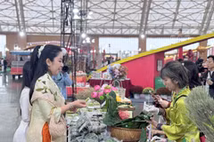 Số liệu mới cho thấy sức mua tiêu dùng tại Việt Nam tăng trưởng ổn định, đóng góp lớn vào tăng trưởng kinh tế qua các lĩnh vực bán lẻ, du lịch và dịch vụ. (Nguồn: PV/Vietnam+)