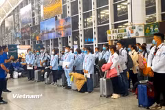 Lao động làm thủ tục đi làm việc ở nước ngoài. (Ảnh: PV/Vietnam+)
