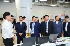 Nhà giáo ưu tú, Phó Giáo sư, Tiến sỹ Vũ Đình Ngọ, Bí thư Đảng ủy, Chủ tịch Hội đồng trường Đại học Điện lực và Phó Giáo sư, Tiến sỹ Đinh Văn Châu, Phó Bí thư Đảng ủy, Hiệu trưởng Nhà trường; Phó Giáo sư, Tiến sỹ Nguyễn Lê Cường, Phó Hiệu trưởng Nhà trường tham quan các gian hàng tại triển lãm. (Ảnh: Vietnam+)