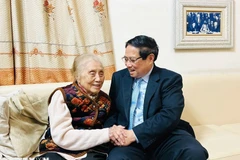 Thủ tướng Phạm Minh Chính thăm, chúc mừng nguyên Phó Chủ tịch nước Nguyễn Thị Bình nhân Ngày Quốc tế Phụ nữ 8/3. (Ảnh: Dương Giang/TTXVN)