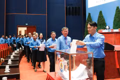 Các đại biểu bỏ phiếu bầu Ban Chấp hành Tổng Liên đoàn khóa XIV. (Ảnh: PV/Vietnam+)