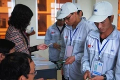 Lao động Việt Nam làm thủ tục sang Hàn Quốc làm việc. (Ảnh: PV/Vietnam+)